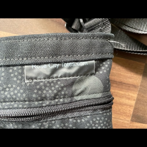 Travel Crossbody tote - Picture 4 of 8